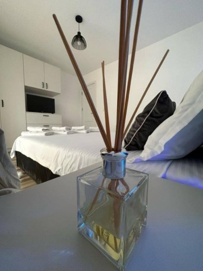 Escape Lounge Apartment Крайова Екстериор снимка